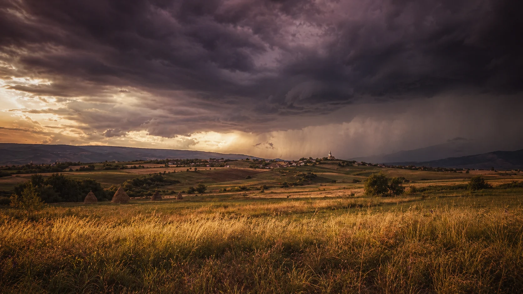 Câmp tradițional sub cer de furtună — frica meteorologică din care se nasc poveștile despre balauri