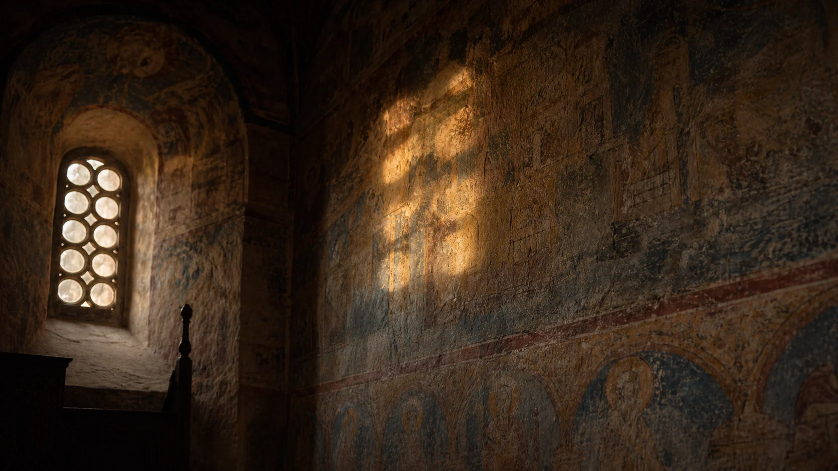 Interior de biserică rurală cu lumină pe frescă — contextul picturii înaintea interpretării moderne